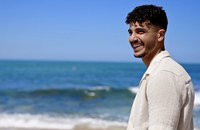 Watch: Out & Proud: Der israelische Sänger verzückt gerade die Community