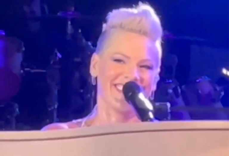 Watch: P!nk beobachtet Eifersuchtsszene im Publikum :)