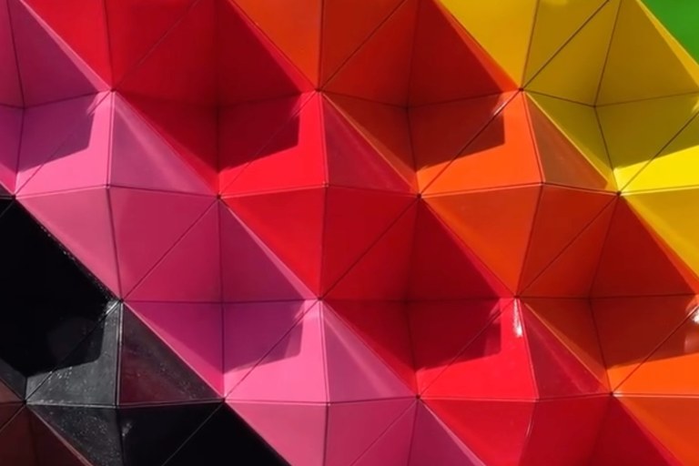 Watch: Palm Springs enthüllt ein Pride Monument