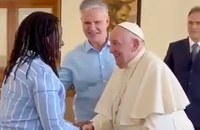 Watch: Papst empfängt LGBTI+ Aktivistin aus Uganda