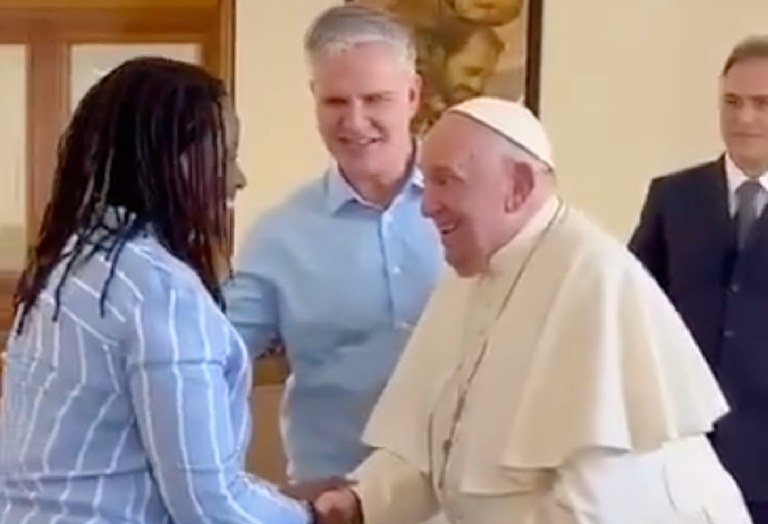 Watch: Papst empfängt LGBTI+ Aktivistin aus Uganda