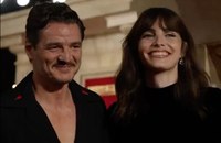 Watch: Pedro Pascal mit seiner trans Schwester auf dem roten Teppich