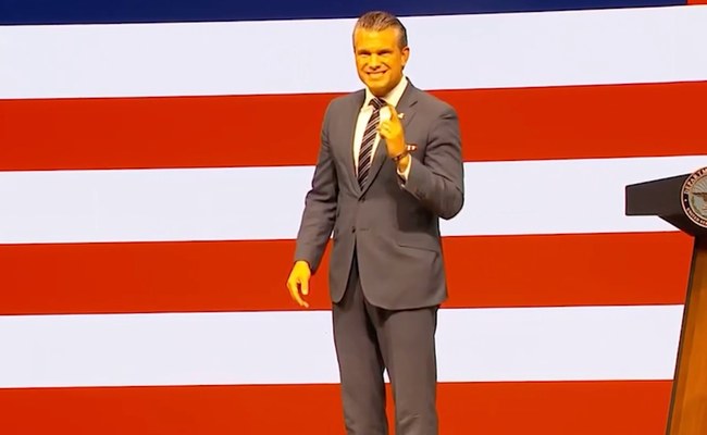 Watch: Pete Buttigieg fordert den Rücktritt von Pete Hegseth