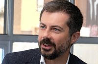Watch: Pete Buttigieg setzt sich für das T in LGBTI+ ein