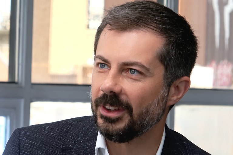 Watch: Pete Buttigieg setzt sich für das T in LGBTI+ ein