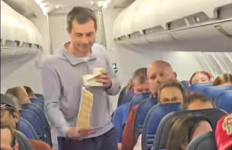 Watch: Pete Buttigieg verteilt Snacks an Flugpassagiere