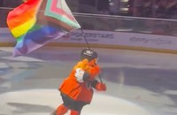 Watch: Philadelphia Flyers-Maskottchen mit der Pride Flag