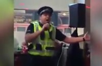 Watch: Polizist singt I Will Survive