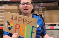 Watch: Pride Schilder kreieren mit Ikea