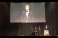 Watch: Prince Harry nimmt Award für seine Mutter entgegen