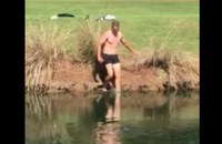 Watch: Profi-Golfer rettet ertrinkenden Vogel