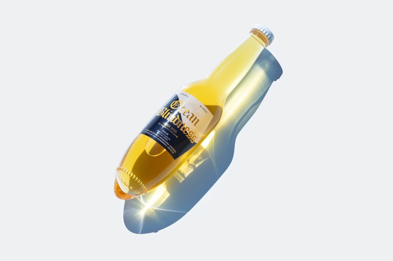 Watch: Queer Twitter hat mächtig Freude an dieser Bierflasche...