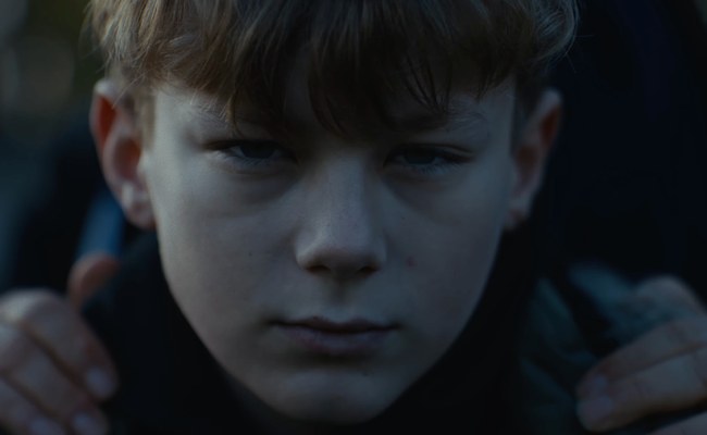 Watch: Queerer Fussballer mit einer berührenden Botschaft an sein 8-jähriges Ich