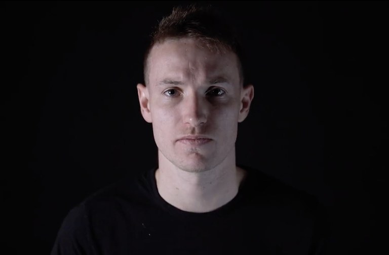 Watch: Schwuler Profi-Fussballer gibt Rücktritt bekannt
