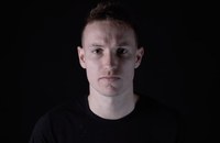 Watch: Schwuler Profi-Fussballer gibt Rücktritt bekannt