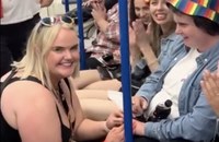 Watch: Queeres Paar hat Heiratsantrag in der Londoner Tube, aber...