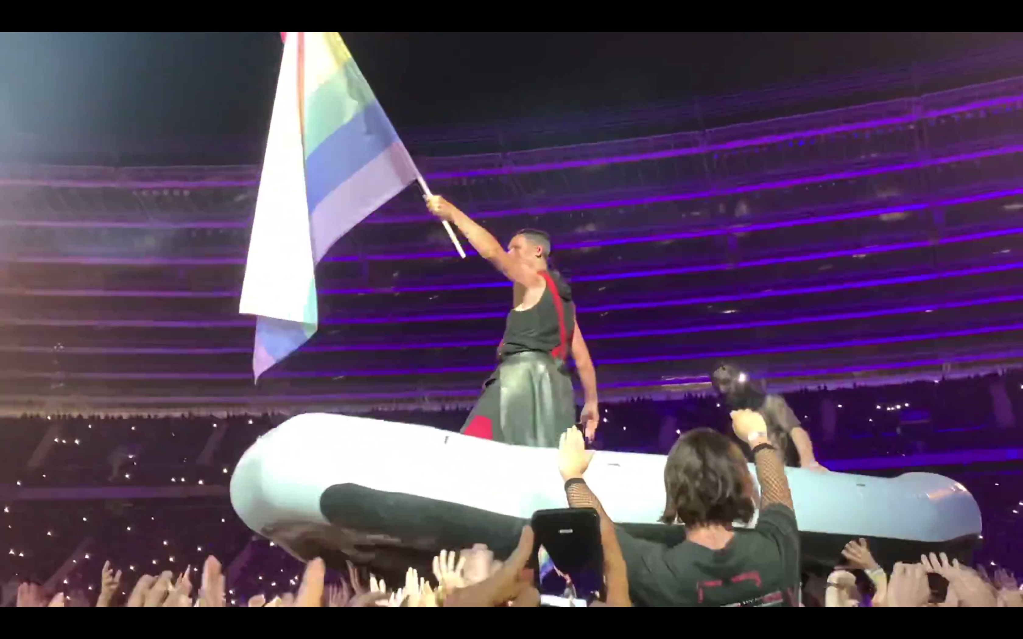 Watch: Rammstein in Polen mit Regenbogenfahne auf der Bühne —  ·  Alles bleibt anders!