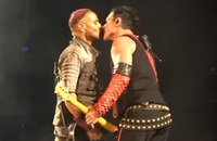 Watch: Rammstein küssen in Russland auf der Bühne