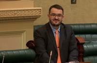 Watch: Rechtsaussen-Politiker hat sein Coming Out im Parlament