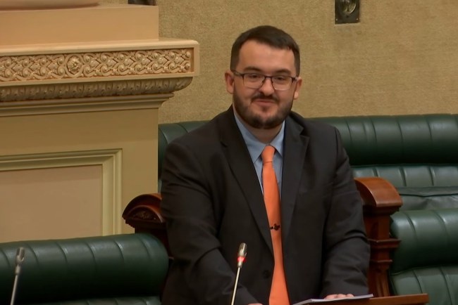 Watch: Rechtsaussen-Politiker hat sein Coming Out im Parlament