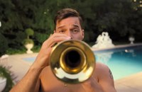 Watch: Ricky Martin geniesst wieder die Sonne...