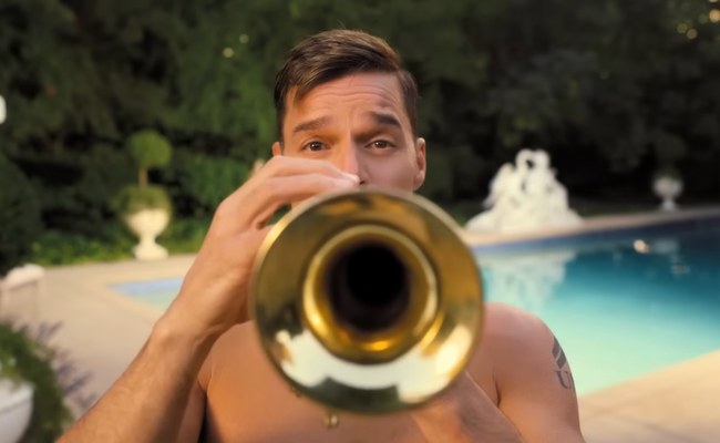 Watch: Ricky Martin geniesst wieder die Sonne...