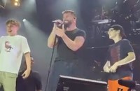Watch: Ricky Martin wird in Locarno auf der Bühne von seinen Söhnen überrascht