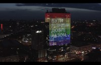 Watch: Riesige Regenbogenfahne an 140m-Hochhaus in Kiew