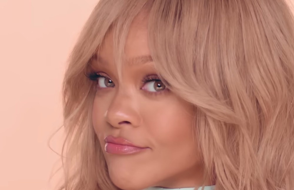 Watch: Rihanna zeigt Elon Musk den Mittelfinger