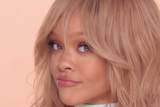 Watch: Rihanna zeigt Elon Musk den Mittelfinger