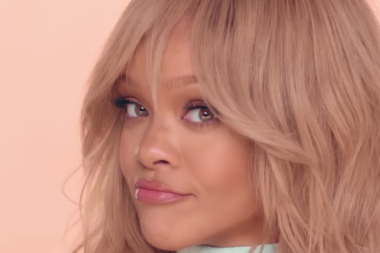 Watch: Rihanna zeigt Elon Musk den Mittelfinger