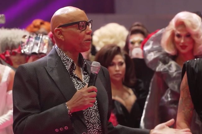 Watch: RuPaul zollt der kürzlich verstorbenen The Vivienne Tribut