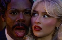 Watch: Sabrina Carpenter holt prominente Verstärkung vor die Kamera
