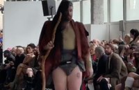 Watch: Sam Smith überrascht als Model bei Vivienne Westwood-Show