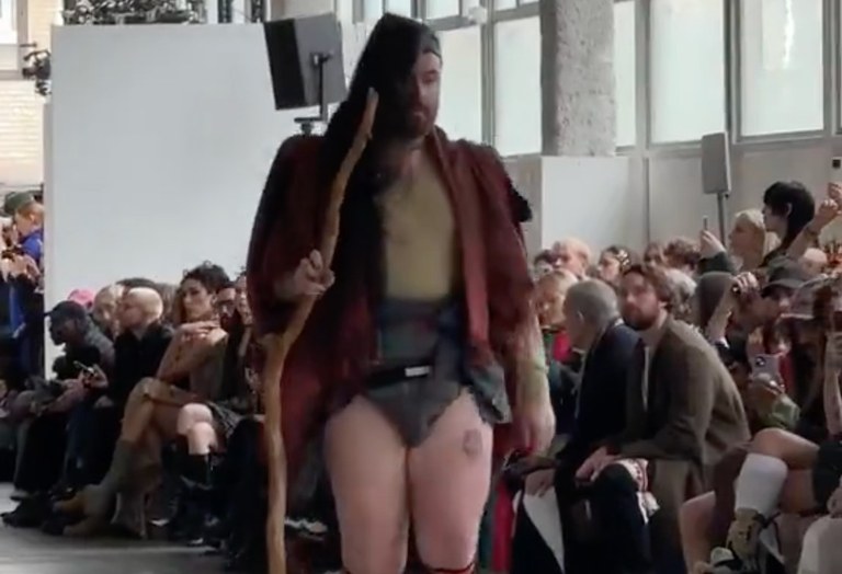 Watch: Sam Smith überrascht als Model bei Vivienne Westwood-Show