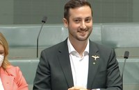 Watch: Schwuler Abgeordneter hält seine allererste Rede im Parlament