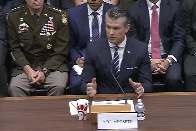 Watch: Schwuler Abgeordneter knöpft sich US-Verteidigungsminister vor
