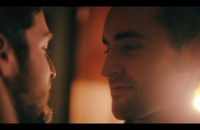 Watch: Schwuler Country-Sänger setzt auf Inklusivität