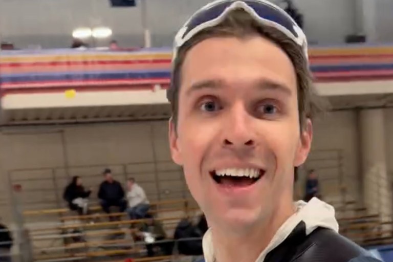 Watch: Schwuler Eisschnellläufer gewinnt Silber und Bronze...