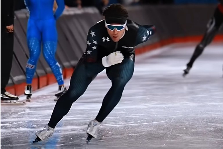 Watch: Schwuler Eisschnellläufer qualifiziert sich für die Olympischen Spiele