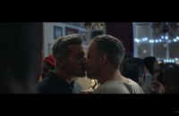 Watch: Schwuler Kuss - und keine Beschwerde