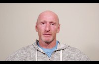 Watch: Schwuler Rugby-Star zu HIV-Coming out gezwungen