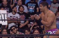 Watch: Schwuler Wrestler wird vom Publikum mit "He's Gay" unterstützt