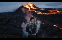 Watch: Schwules Paar heiratet vor einem aktiven Vulkan