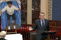 Watch: Senator zollt den Opfern des Club Q im US-Senat Tribut