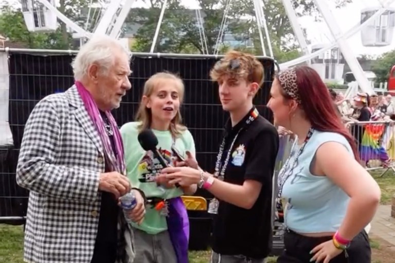 Watch: Sir Ian McKellen überrascht an der Windsor & Eton Pride