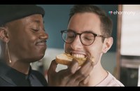 Watch: Skandal! Zwei Männer essen zusammen Toast!