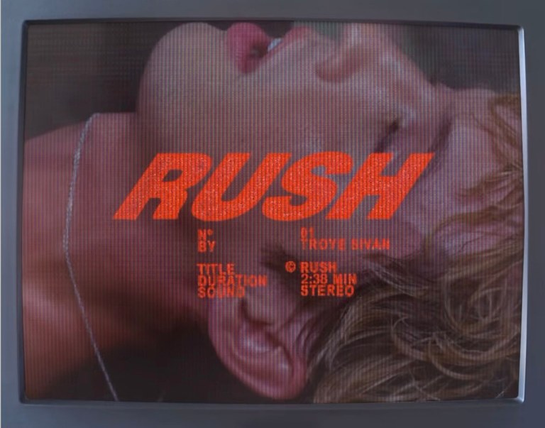 Watch: Sneaky meets sexyness - Troye Sivan teast seine neue Single Rush