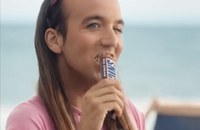 Watch: Snickers wegen Homophobie im Kreuzfeuer