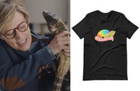 Watch: SNL-Leguan kriegt Charity-Pride-T-Shirt